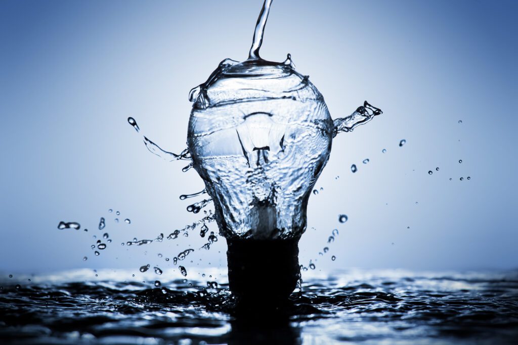 A light bulb is splashing in the water.